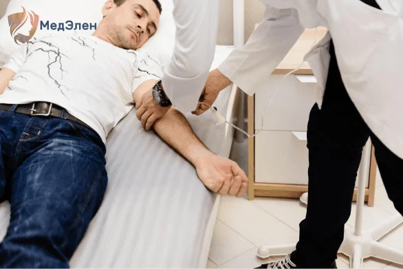 Пациенту проводят экстренное вытрезвление 